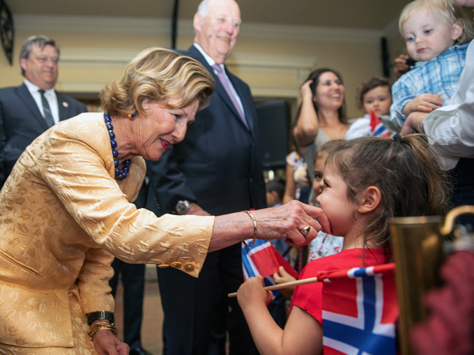 King Harald and Queen Sonja had a chance to meet members of Santiago’s Norwegian community during a small reception after the ceremony. Photo: Tom Hansen, Hansenfoto.no